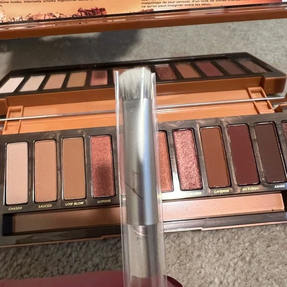 Urban Decay Naked Heat Palette with Warm Hues - Picture 3 of 8